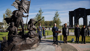 Главы оборонных ведомств России и КНДР открыли скульптурную композицию
