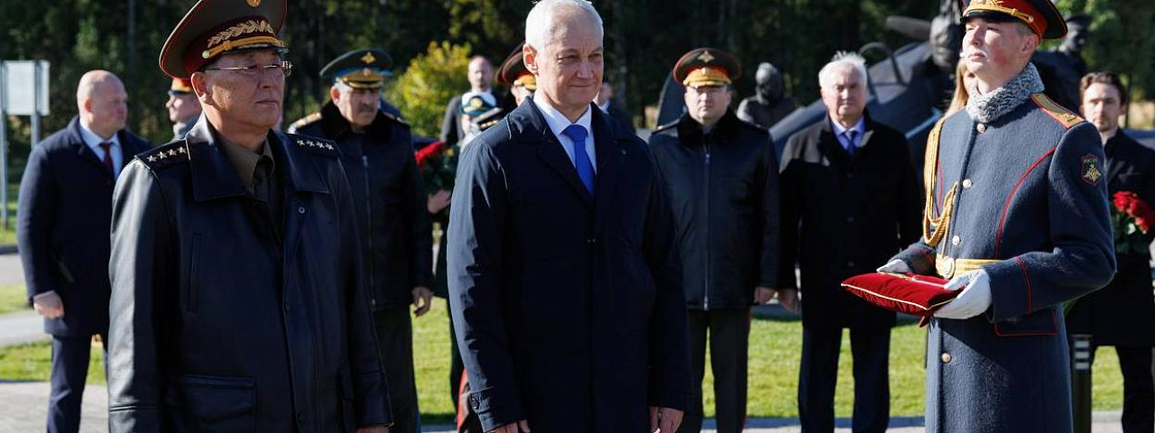 Главы оборонных ведомств России и КНДР открыли скульптурную композицию