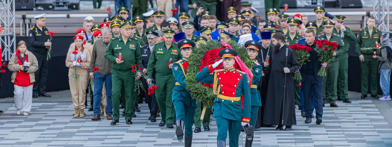 1418 свечей зажгли у Главного храма ВС РФ